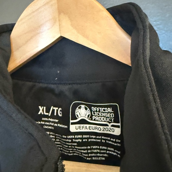 Men's XL soccer zip up EUC Black and Red Bomber Jacket with Emblem - Picture 5 of 11